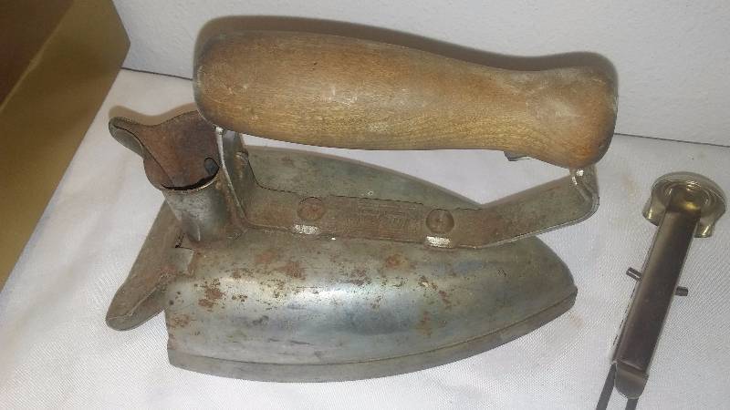 lot 180 image: Vintage Iron, Shoe forms, Silverware (great garden markers)