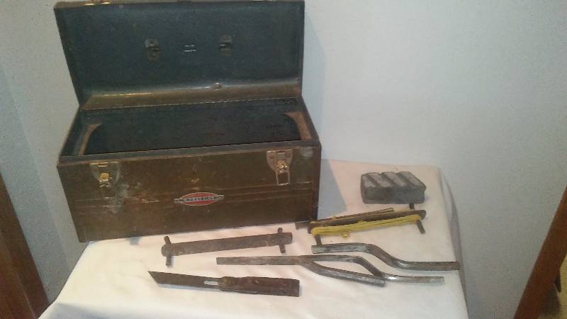 lot 183 image: Vintage Metal Craftsman Tool box with small specialty tools