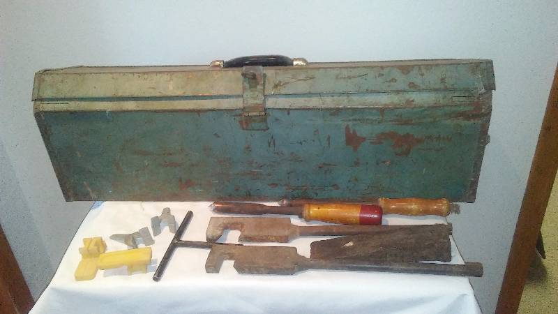 lot 184 image: Vintage Metal Toolbox with vintage solder tools,