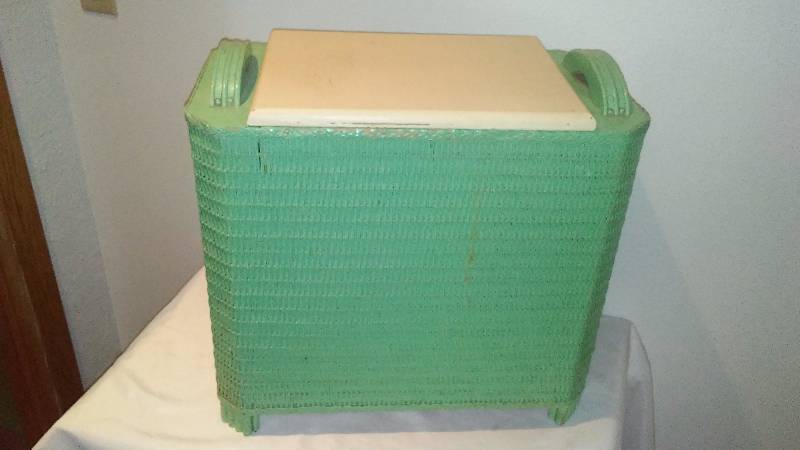 lot 127 image: Vintage Hamper