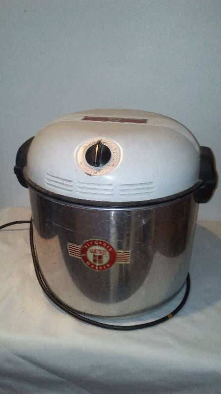 lot 128 image: Handyhot Electric Washer, circa 1940s Table top Laundry - amazing condition.