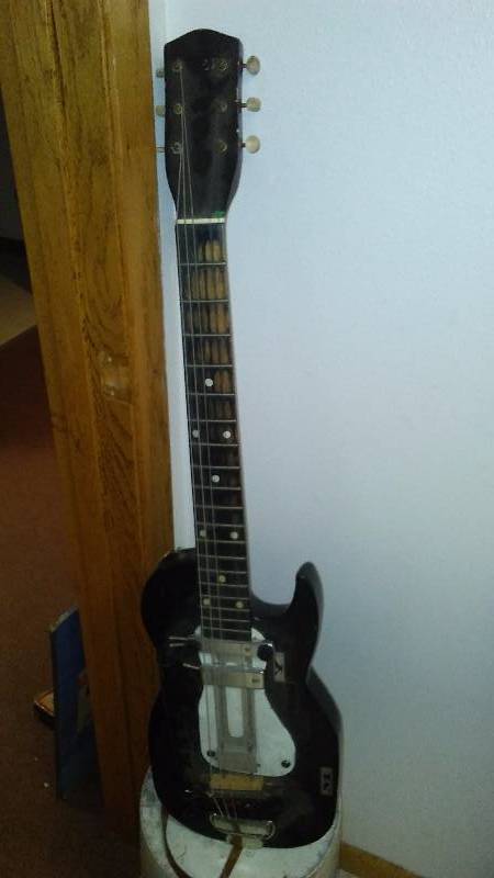lot 131 image: Silvertone Solid Body Electric Guitar