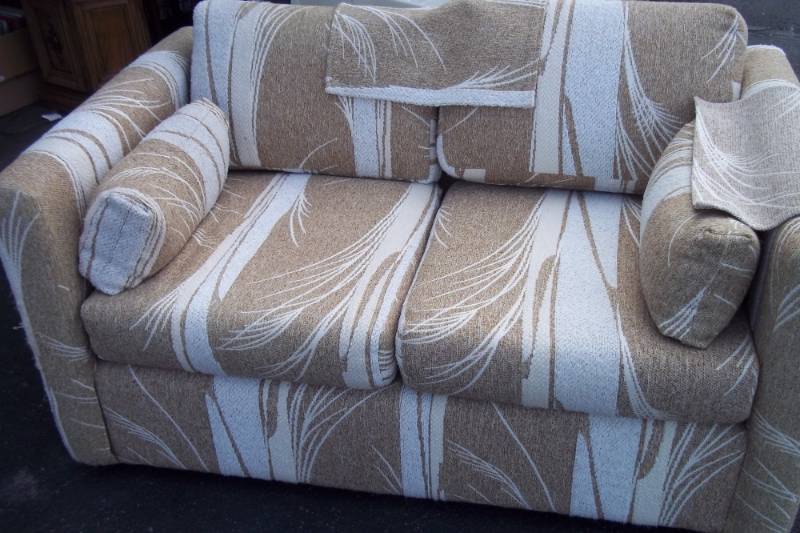 lot 75 image: Tan & White Loveseat