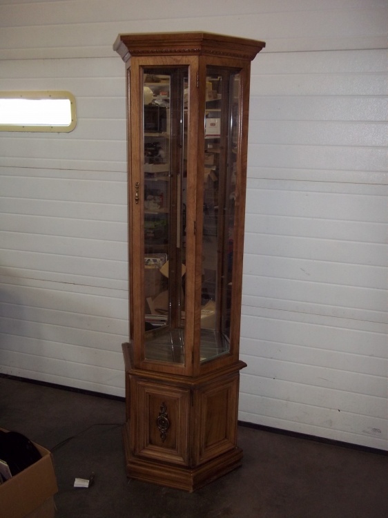 lot 65 image: Lighted Curio Cabinet