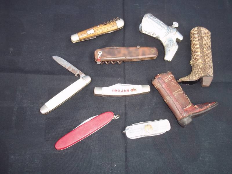lot 39 image: Vintage Pocket Knives and Souvenir Leather Boots