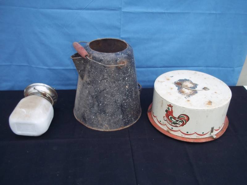 lot 44 image: Vintage Household Items