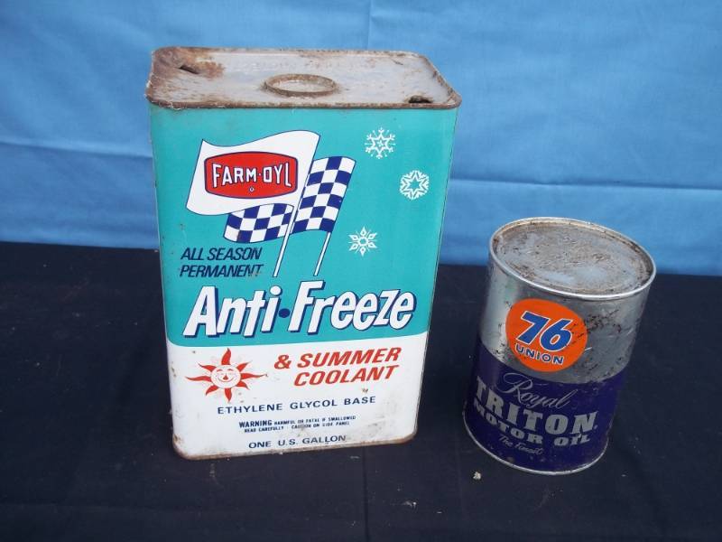 lot 52 image: Vintage Farmoyl Anti-freeze can and Union 76 Oil can full