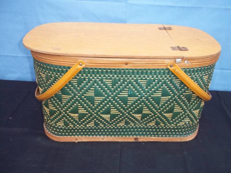 lot 58 image: Vintage Hawkeye Picnic Basket