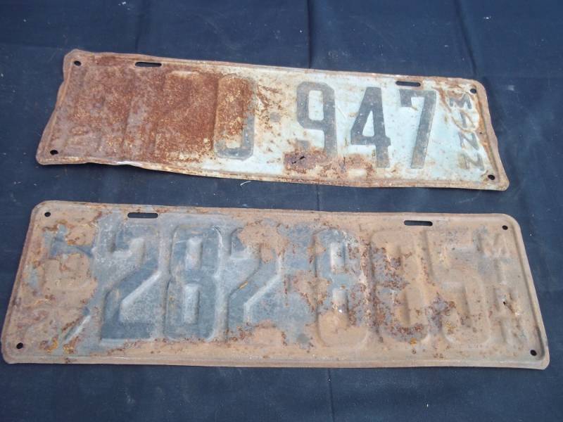 lot 83 image: 1921 and 1927 Minnesota License Plates
