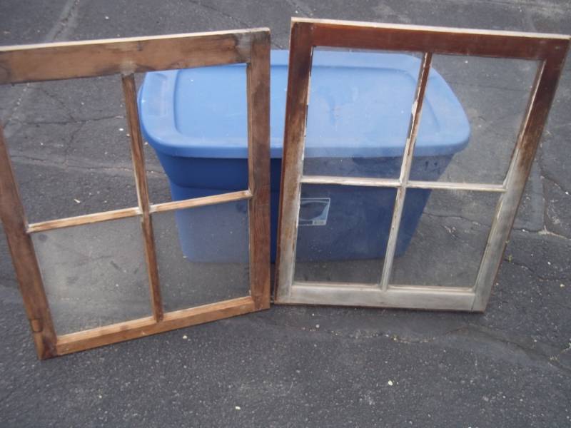 lot 104 image: Lot of 2 Vintage windows