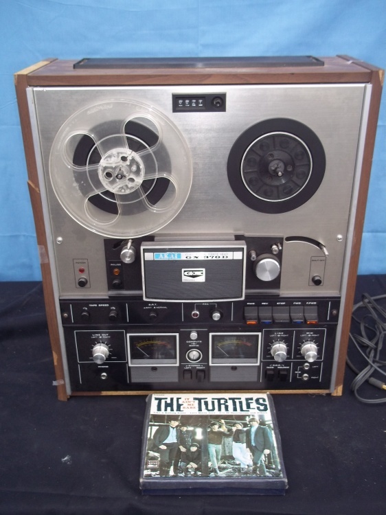 lot 122 image: Vintage Akai GX-307D Reel to Reel Consignor states was working when last uses