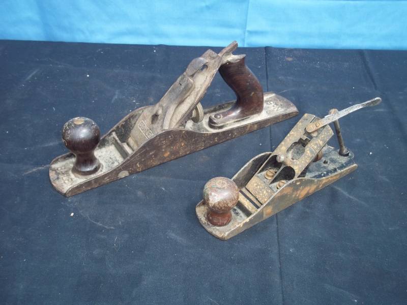 lot 128 image: Lot of 2 wood planes