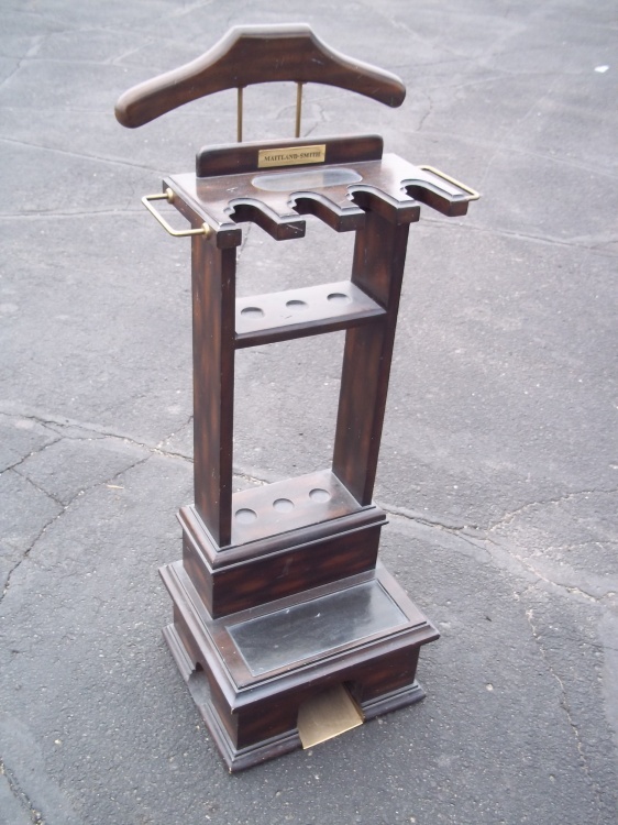 lot 132 image: Maitland- Smith Golf Caddy Clubhouse Butler