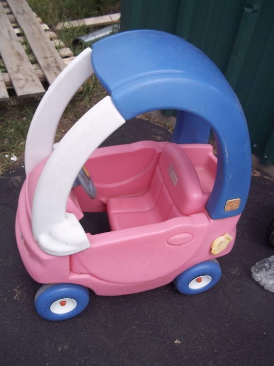 lot 134 image: Pink Step Two Car