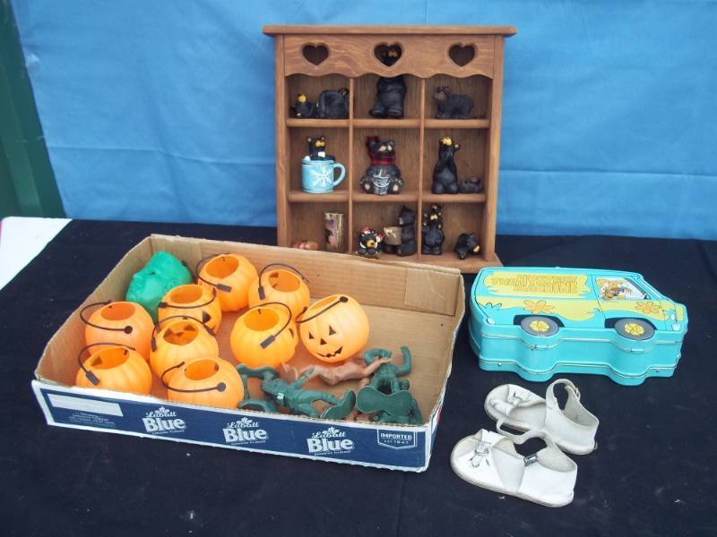 lot 137 image: Scoobie Doo lunch box, Bear collection, mini pumpkins