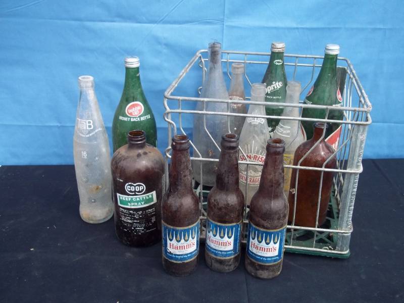 lot 141 image: Vintage Clover Leaf Dairy Wire Crate with vinatage pop bottles