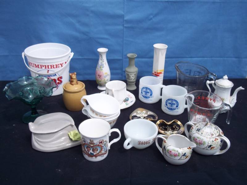 lot 157 image: Vintage Dishware and Pyrex measuring cups