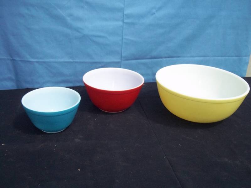 lot 158 image: Vintage Pyrex Primary color nesting bowls