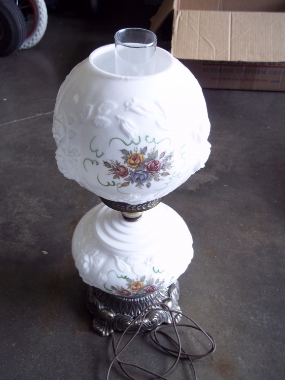 lot 171 image: Vintage 2 tier floral Lamp