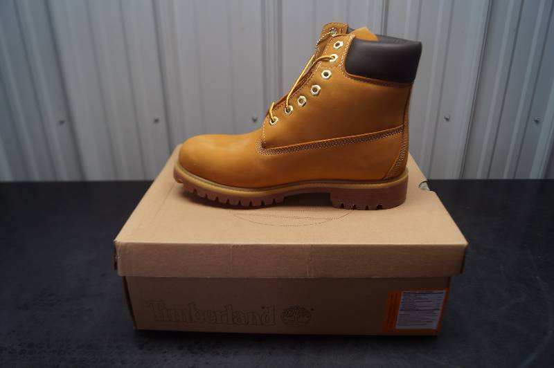 lot 16 image: Mens Boots