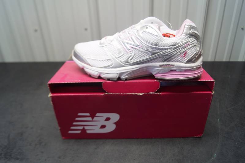 lot 37 image: Womens Tennis Shoes