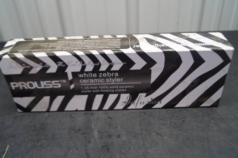 lot 82 image: Proliss Hair Styler