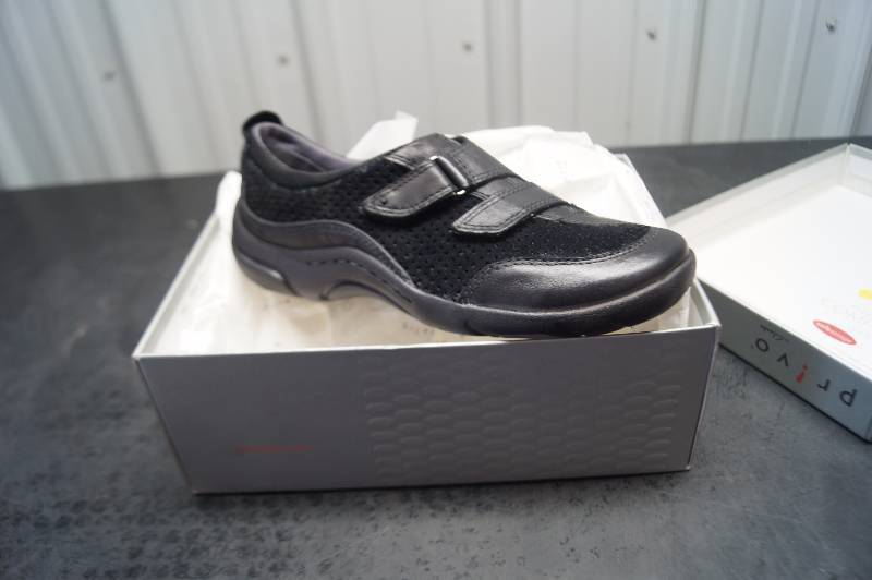 lot 106 image: Shoes