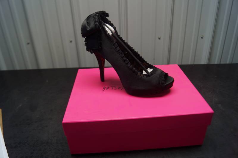 lot 107 image: Womens High Heels