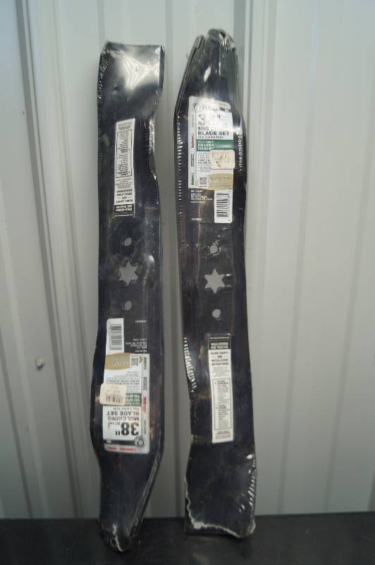lot 121 image: Mulching Mower Blades