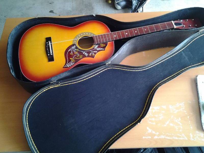 lot 8 image: Acoustic Guitar  (No Brand), Includes Hard Case