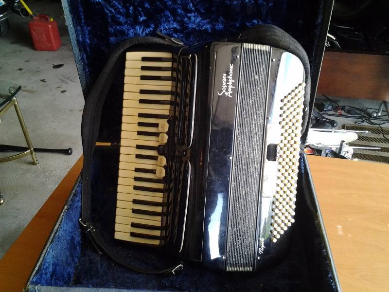 lot 17 image: Soprani Ampliphone Napoli Accordian #32139, Made In Italy With Hard Case