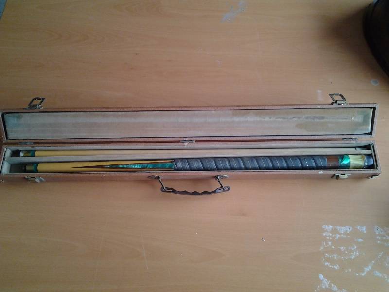 lot 28 image: Schmelke Green Inlay 2 Piece Pool Cue With Case 31 12 Inches