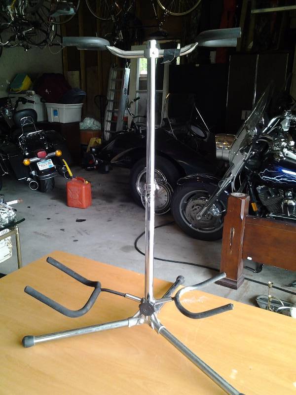 lot 29 image: Suspenders Adjustable Double Guitar Stand
