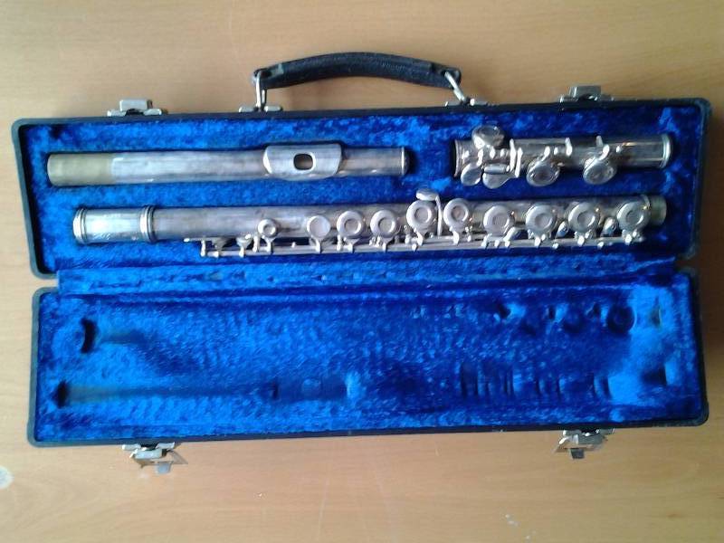 lot 31 image: Gemeinhardt Flute With Case 065181