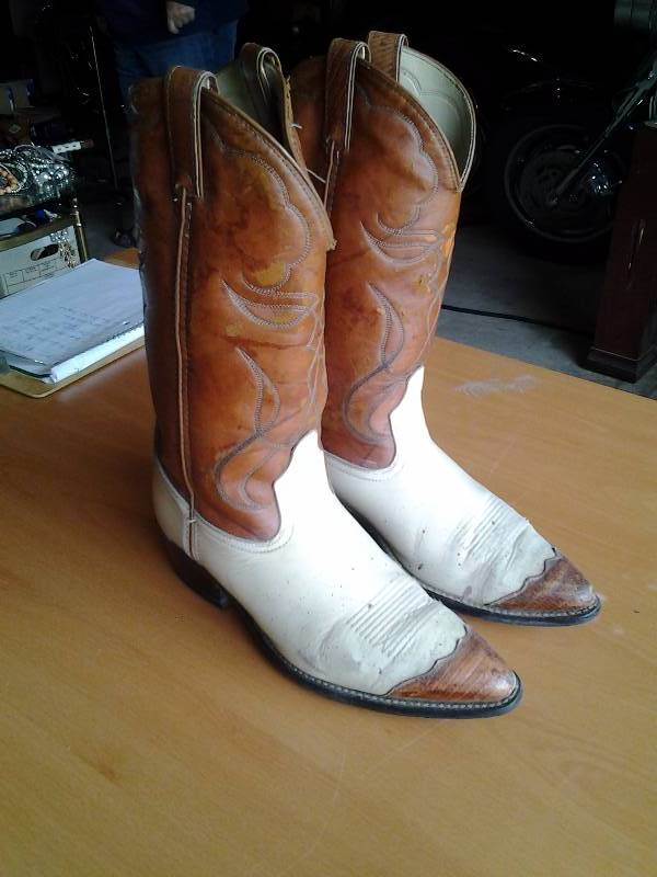 lot 35 image: 2 Pair Mens Leather Boots Size 9 (Damage)
