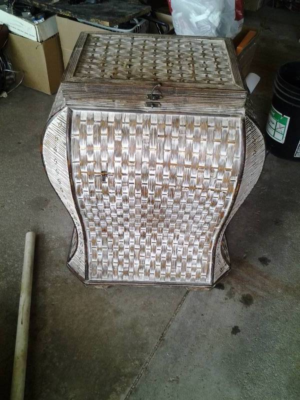 lot 39 image: Decorative Wicker BasketHamperTable 22x19x28