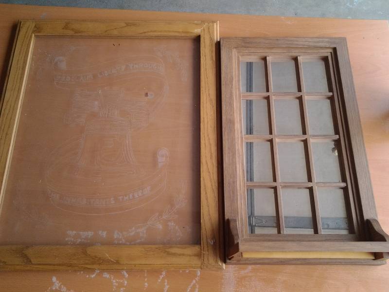 lot 103 image: Liberty Bell Etched Glass Wall Mirror