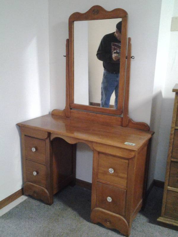 lot 120 image: Wood Vanity Dressing Table With Mirror 42x17x27