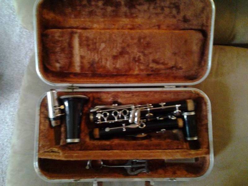 lot 129 image: Vintage Clarinette With Hard Side Case (Olds)