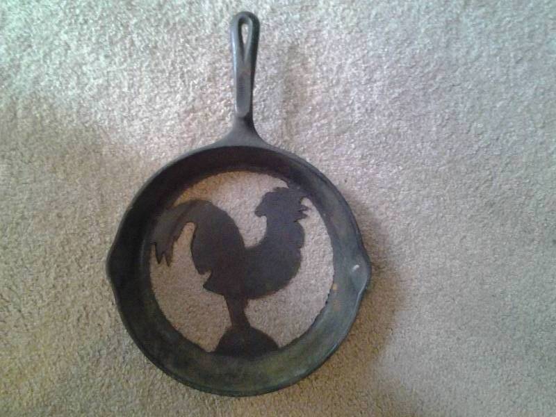 lot 130 image: Rooster Cast Iron Fry Pan Wall Sculpture