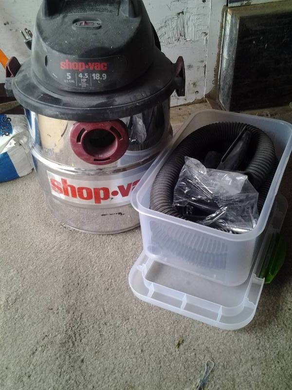 lot 142 image: 5 Gallon, 4.5 Hp Shop Vac