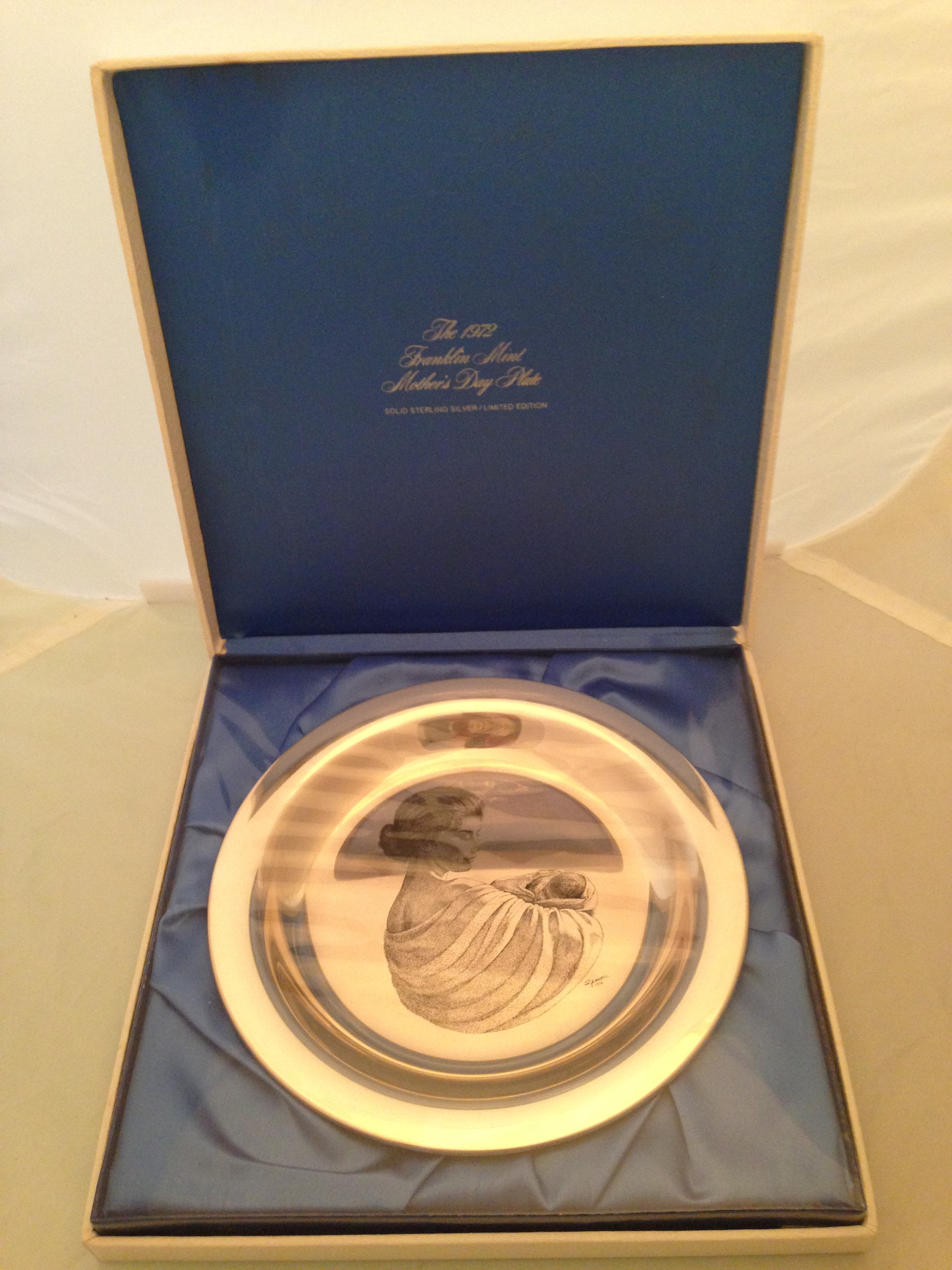 lot 36 image: Franklin Mint Sterling Silver Mothers Day Plate 6.4 Troy Oz