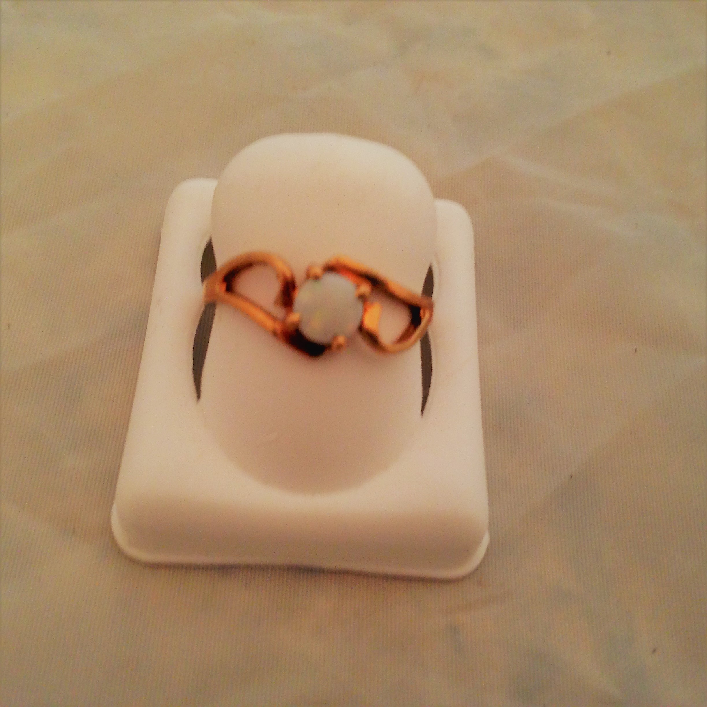 lot 43 image: 10K Gold Opal Ring