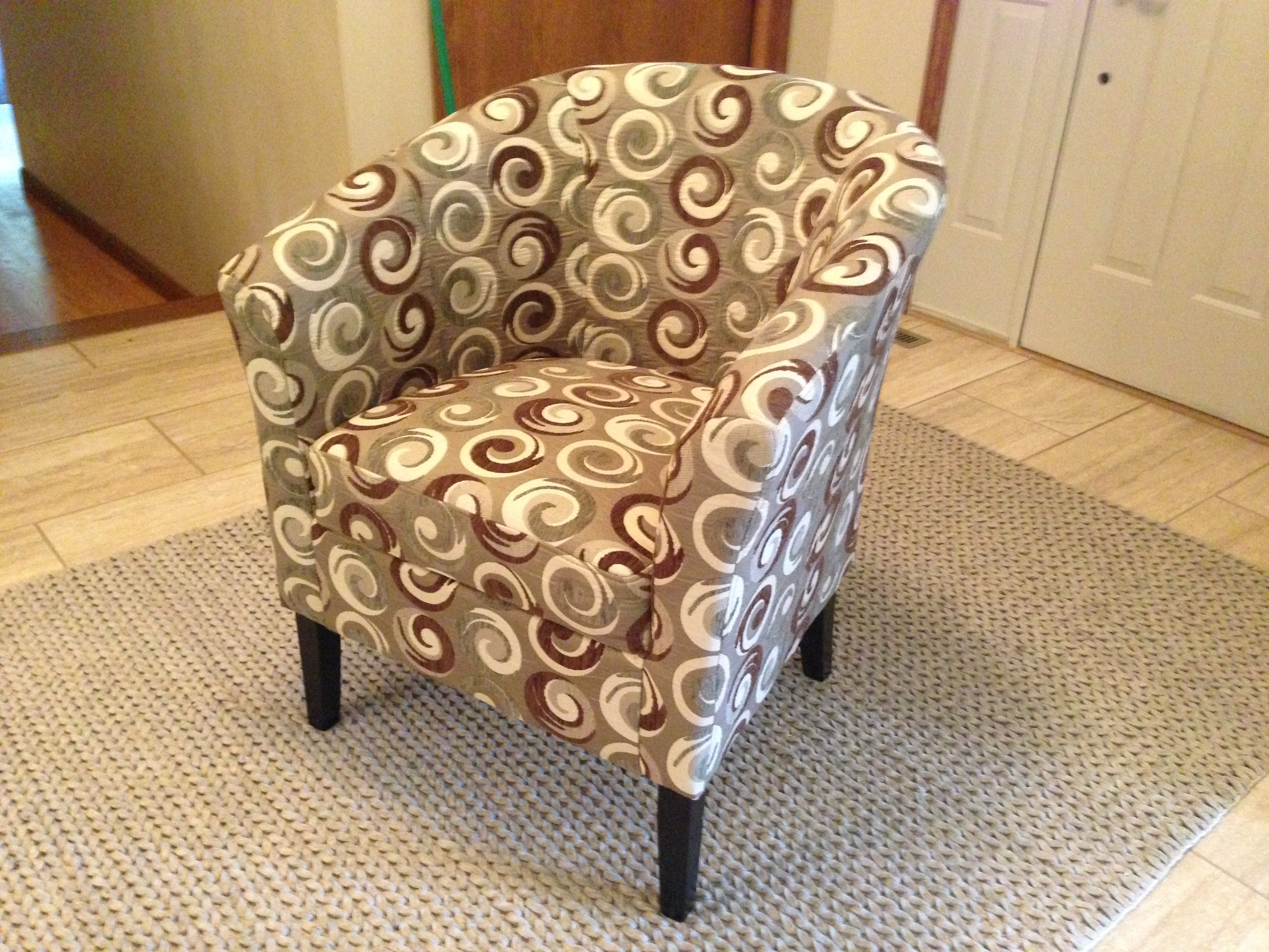 lot 4 image: Decorative Barrel Chair