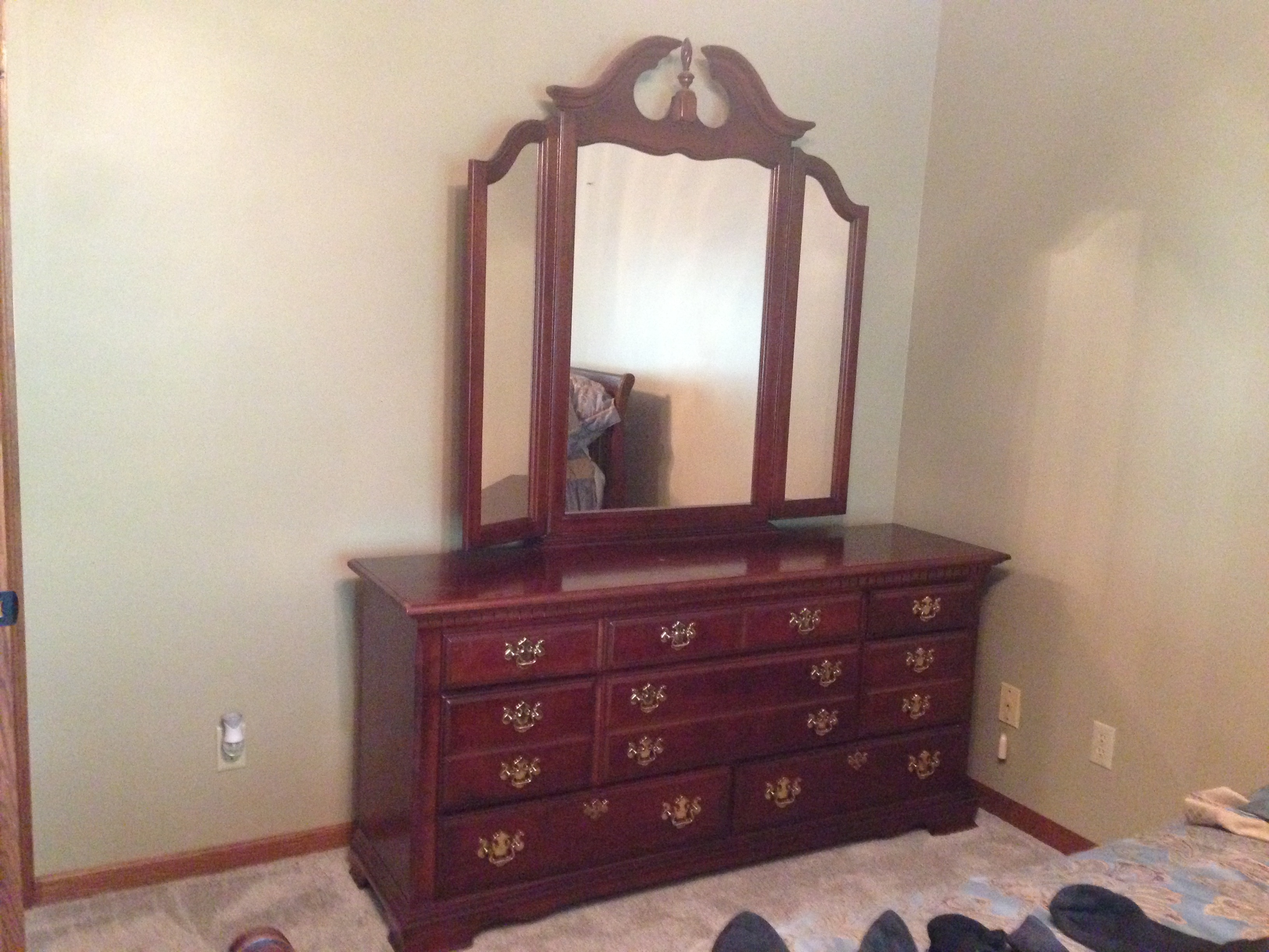lot 11 image: Dresser & Mirror
