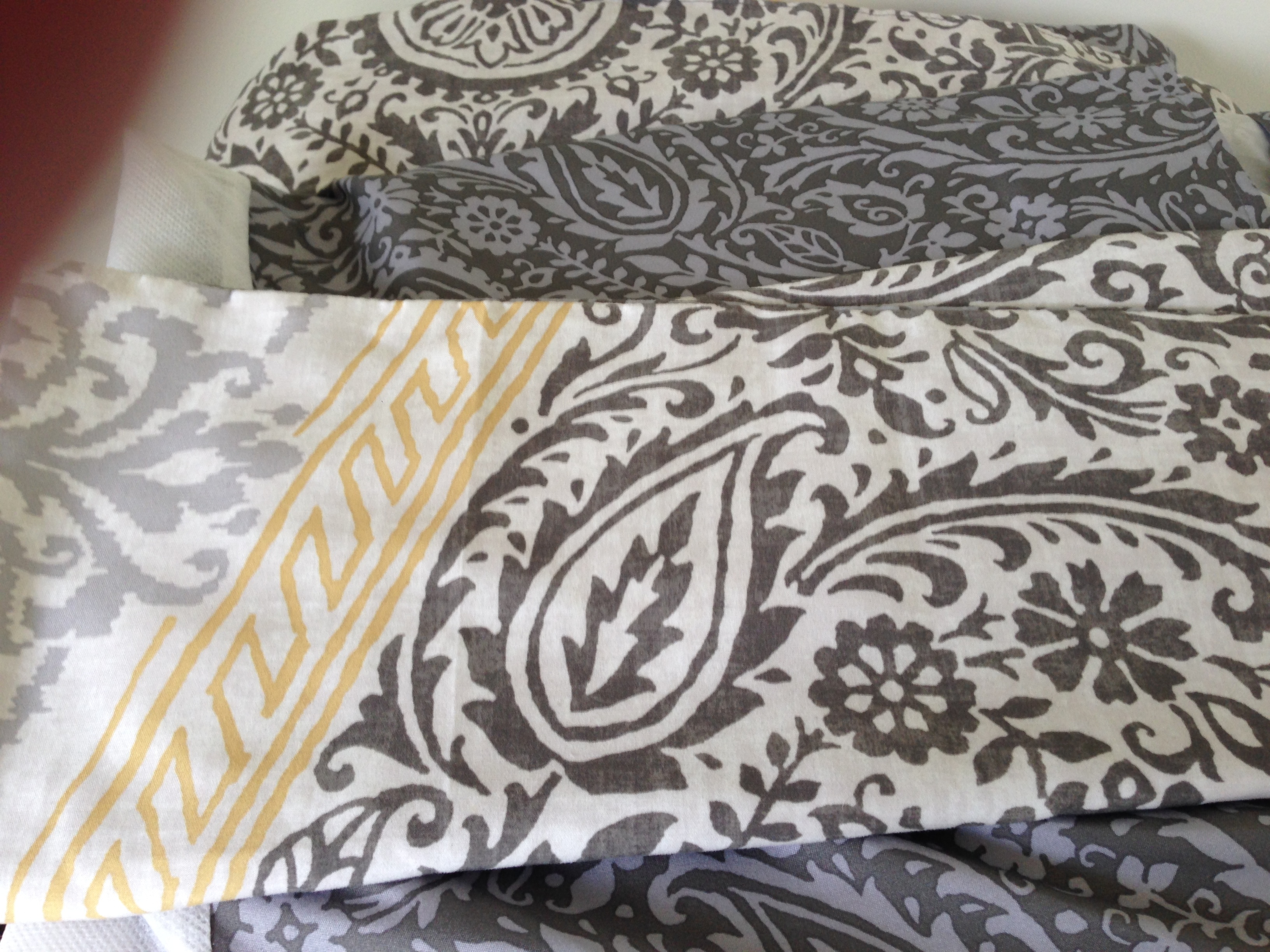 lot 50 image: Twin Size Comforter Set