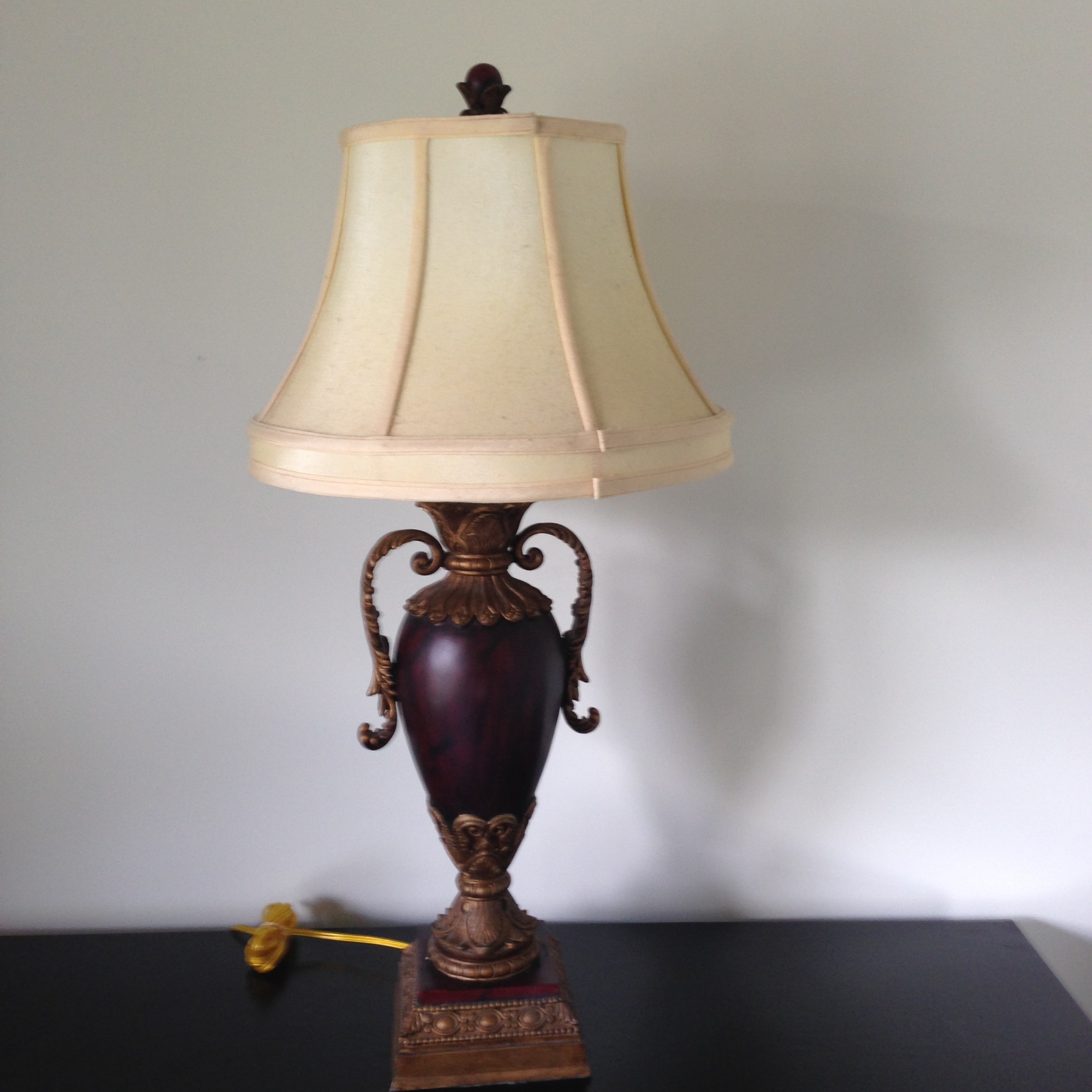 lot 60 image: 32 Lamp & Shade