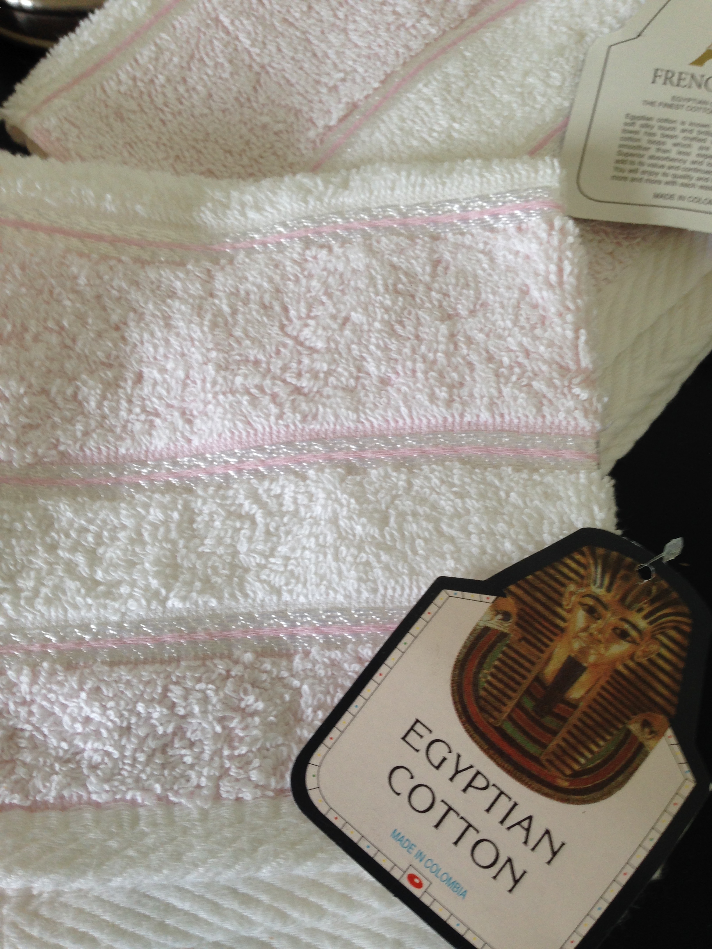 lot 72 image: Hand Towel Holder & 6 new Washclothes