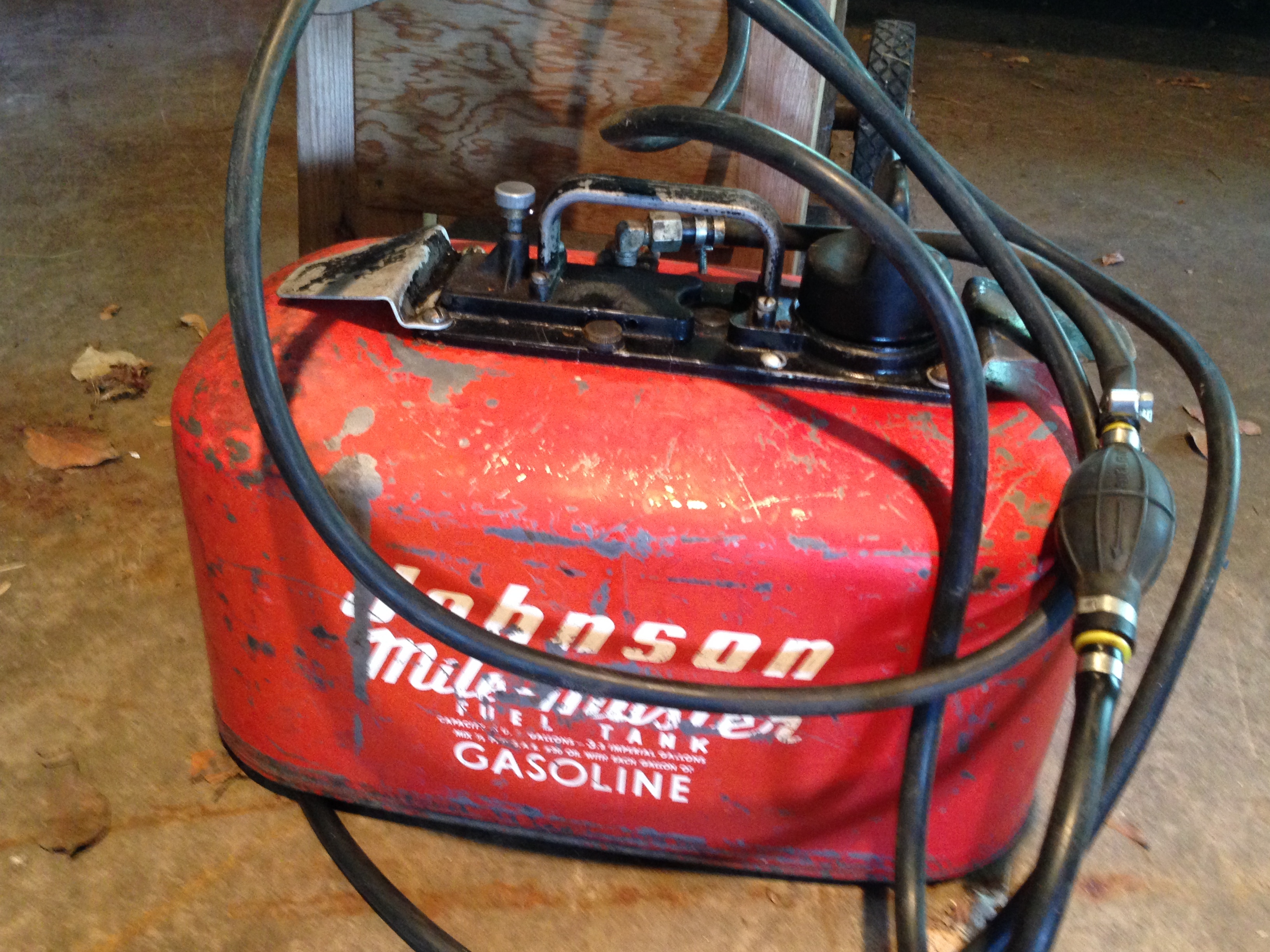 lot 102 image: Johnson 5 12 HP Sea Horse Boat Motor & Gas Tank