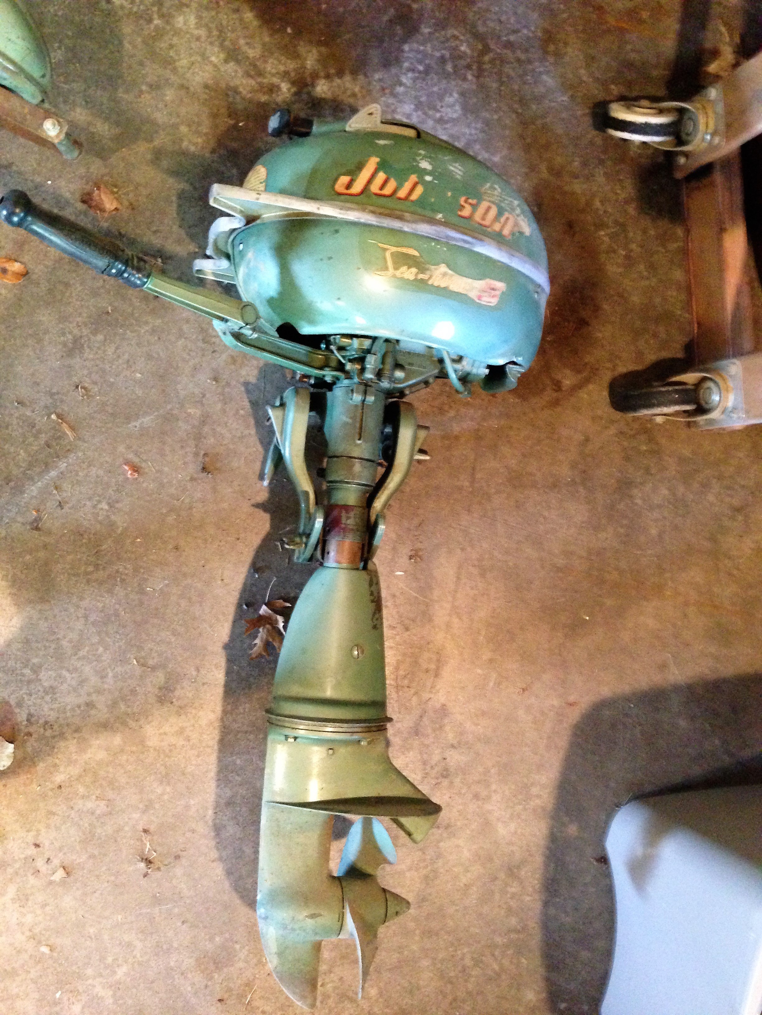 lot 111 image: Vintage Johnson Sea Horse Boat Motor